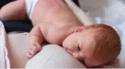 Posición acostada de espalda para lactar al bebé