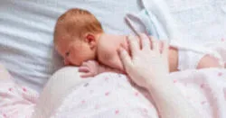 Posición acostada de lado para lactar