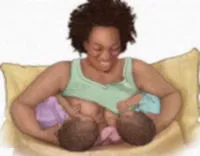 posición de balon para lactar a gemelos